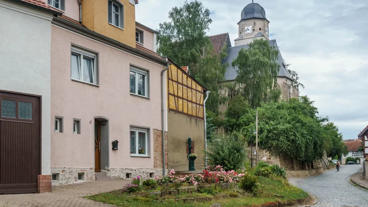 Ortsansicht mit Kirche am Marktplatz in Profen, Gemeinde Elsteraue