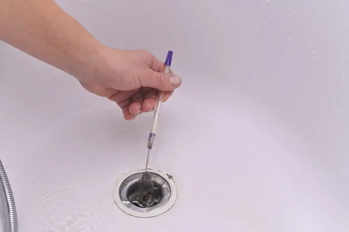 Badewanne verstopft: Ursachen und was wirklich hilft