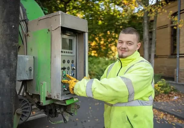 Techniker führt Dichtheitsprüfung der Abwasserleitung durch