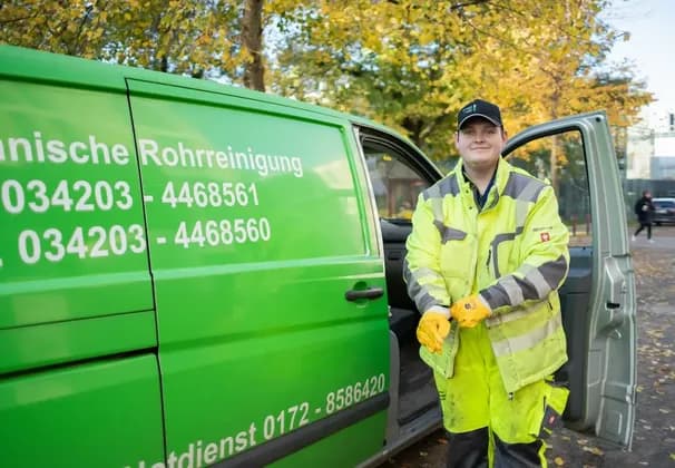 Techniker installiert Rückstausicherung im Keller des Kunden