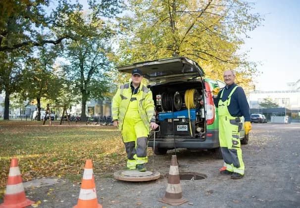 Techniker bedient Saugwagen beim Entleeren einer Abwasser-Anlage