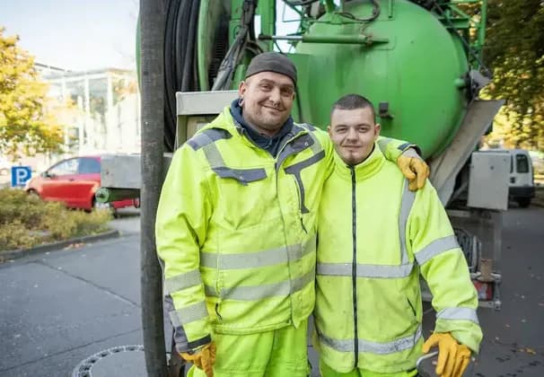 Techniker reinigt eine Regenwasser-Zisterne im Garten