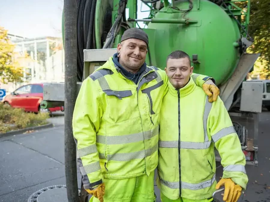 Team der Technische Rohrreinigung GmbH vor dem Einsatzfahrzeug